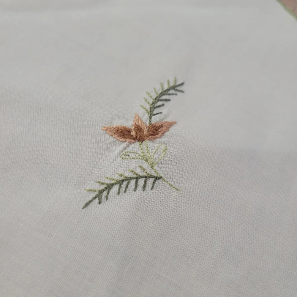 Vintage Table Linen Dresser Scarf ~ Embroidered Foliage~ Pinecones Berries